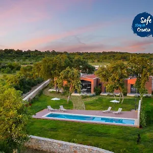 Voliera, Papafigo Villa